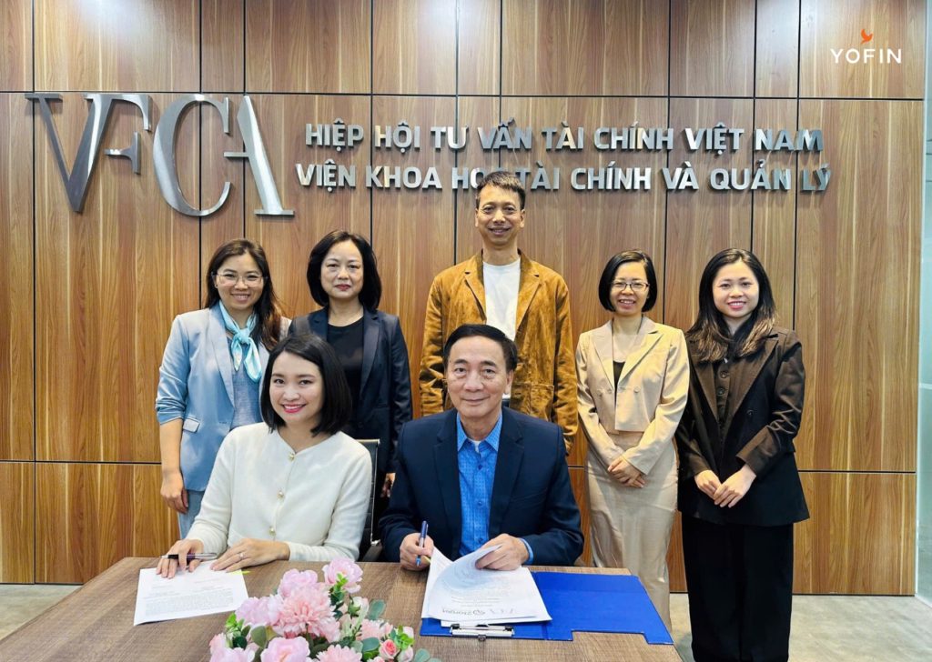 Giám đốc 2Target – bà Nguyễn Thuỳ Dương và Chủ tịch hiệp hội VFCA – ông Lê Minh Nghĩa tại lễ ký kết Biên bản ghi nhớ hợp tác giữa hai bên.