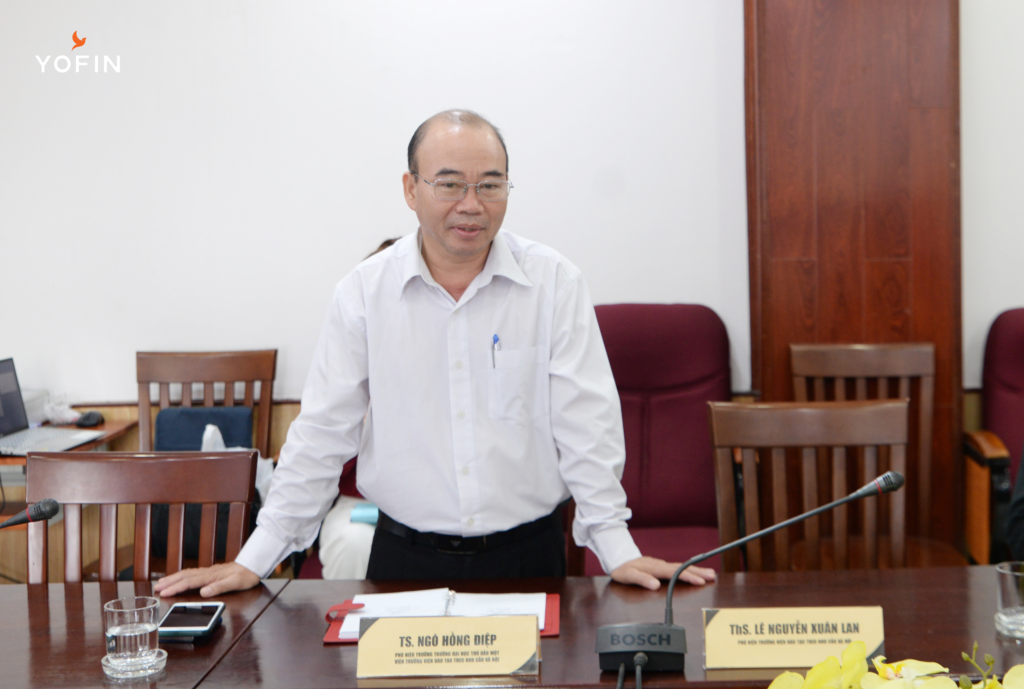 TS. Ngô Hồng Điệp nhấn mạnh tầm quan trọng của việc trang bị kiến thức tài chính cho sinh viên trong bối cảnh kinh tế ngày càng phức tạp và biến động.