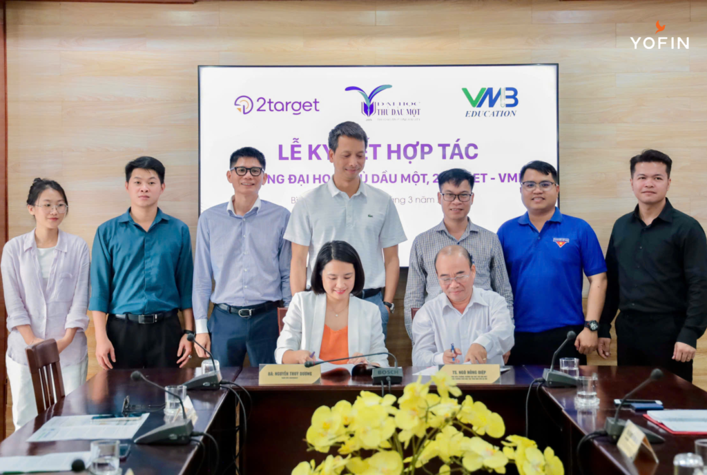 Dưới sự chứng kiến của lãnh đạo các đơn vị, bà Nguyễn Thuỳ Dương – Giám đốc Công ty TNHH Giáo dục 2Target cùng với TS. Ngô Hồng Điệp – Phó Hiệu trưởng, kiêm Viện trưởng Viện Đào tạo theo nhu cầu xã hội, đã thực hiện nghi thức ký kết bản ghi nhớ hợp tác MOU.