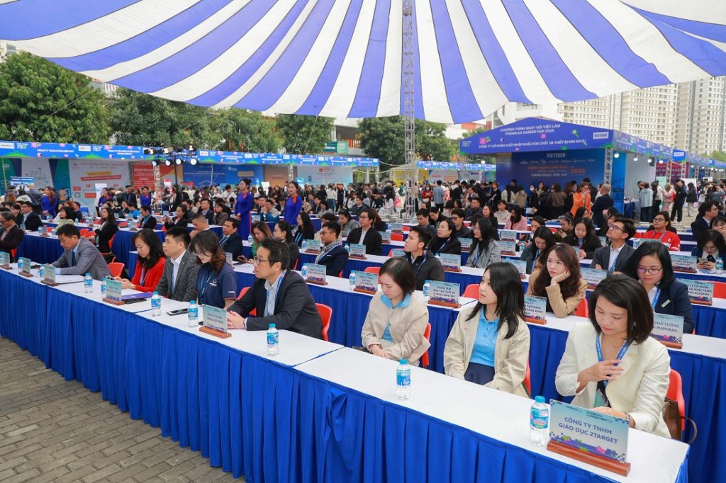Sự kiện Phenikaa Career Fair 2025 thu hút đông đảo doanh nghiệp tham gia.