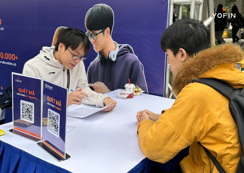  Sinh viên Phenikaa tìm hiểu cơ hội nghề nghiệp tại gian hàng.