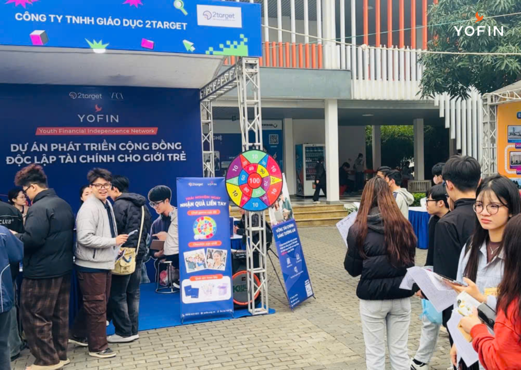  Sinh viên tham gia minigame tại gian hàng YOFIN.