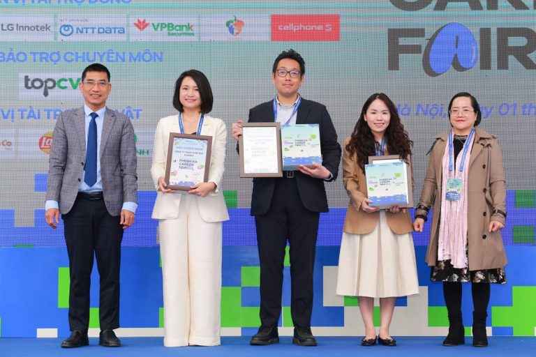 Bà Nguyễn Thị Thùy Dương - TGĐ Công ty TNHH Giáo dục 2Target (đứng thứ 2 từ phía bên trái) nhận giấy chứng nhận từ trường Phenikaa