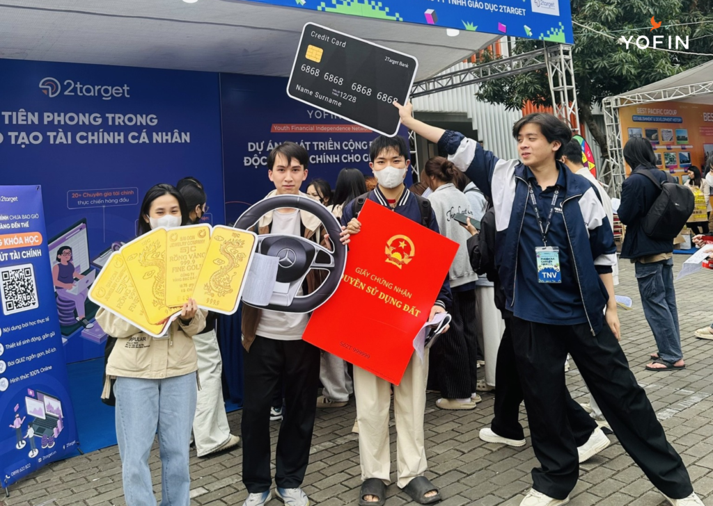 Sinh viên check-in tại gian hàng 2Target