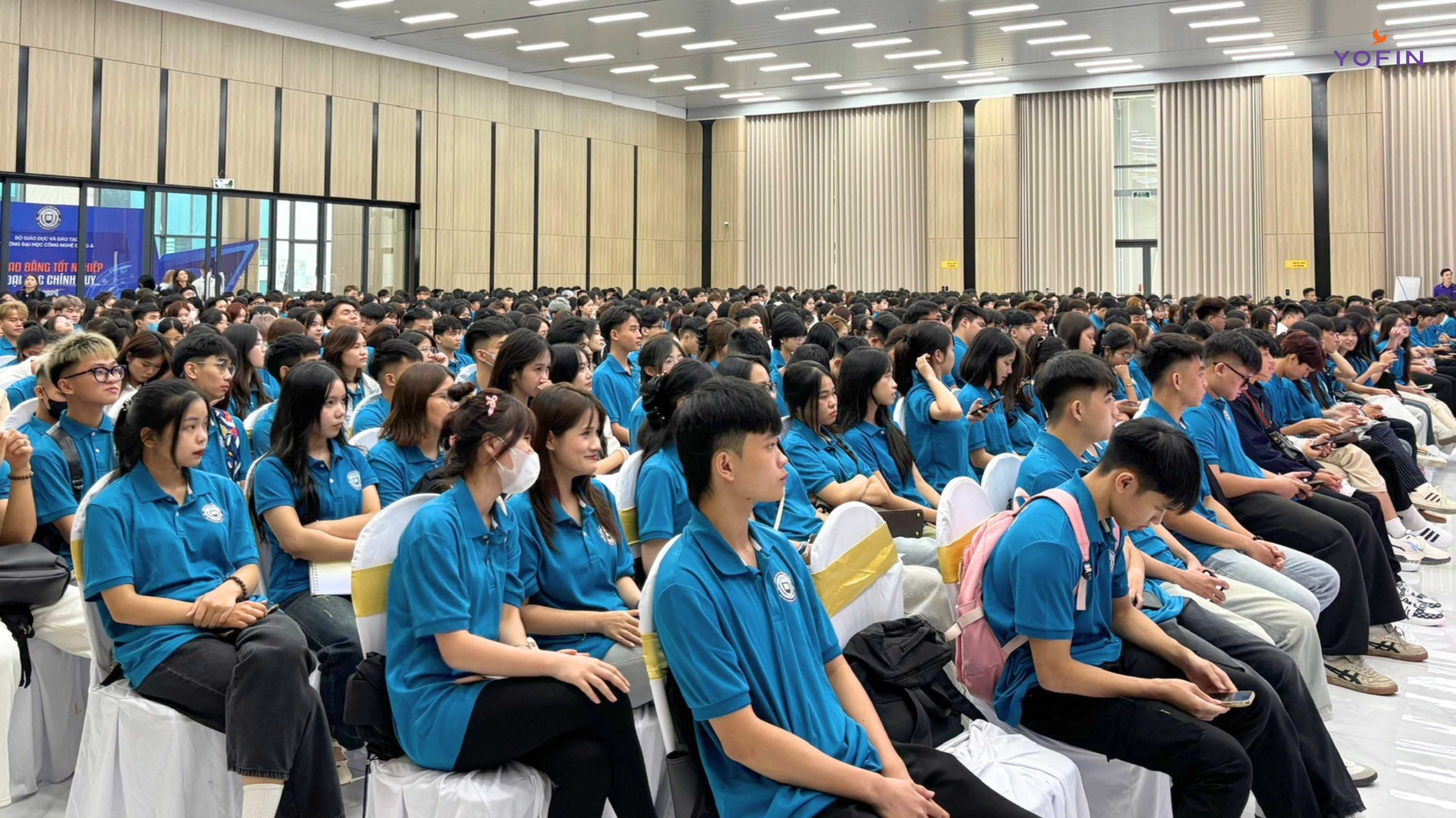 Sinh viên Công nghệ Đông á chăm chú lắng nghê diễn giả chia sẻ