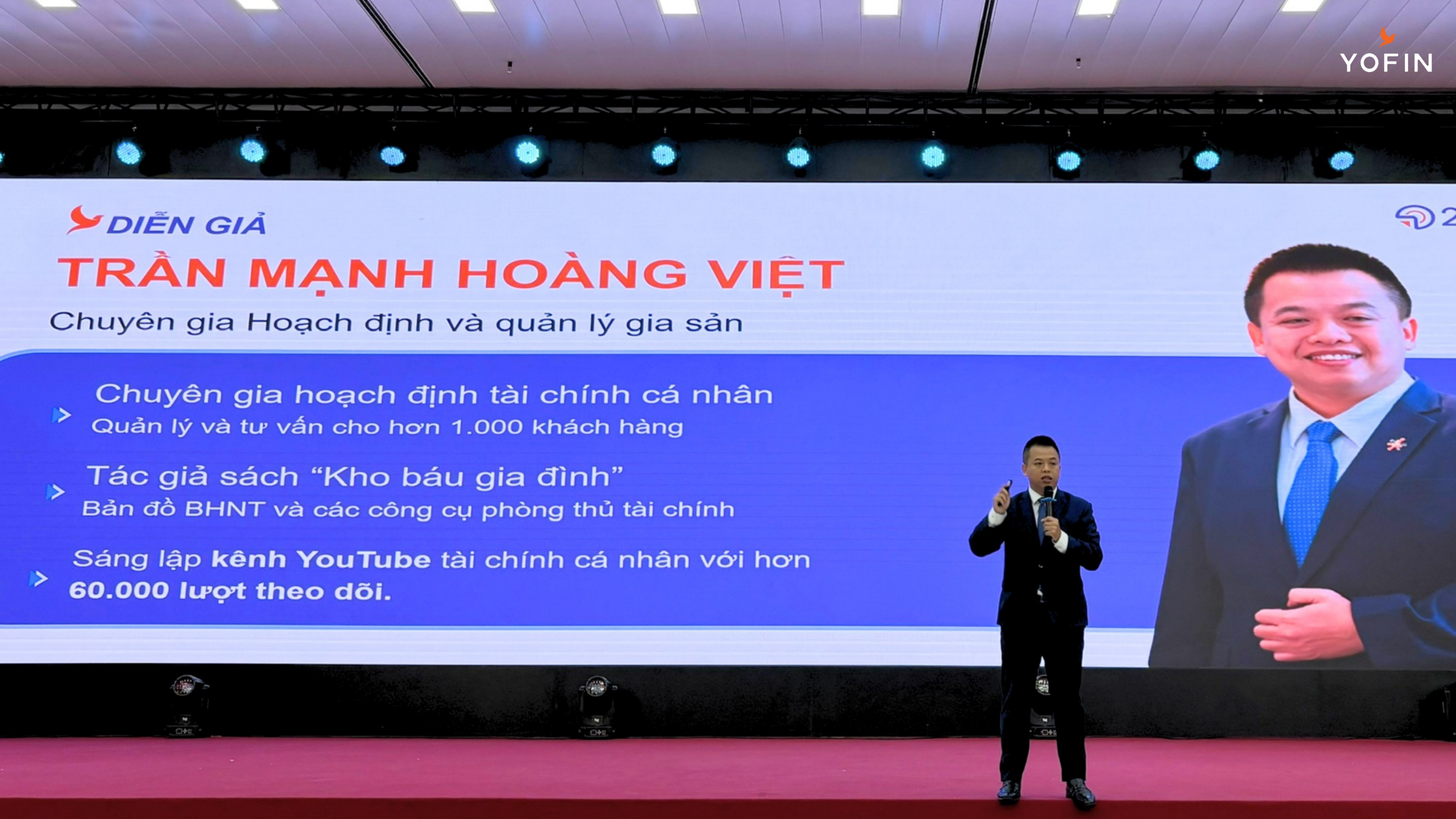 Chuyên gia Trần Hoàng Mạnh Việt giới thiệu đến các bạn sinh viên bản đồ Tự do tài chính do 2Target sáng lập