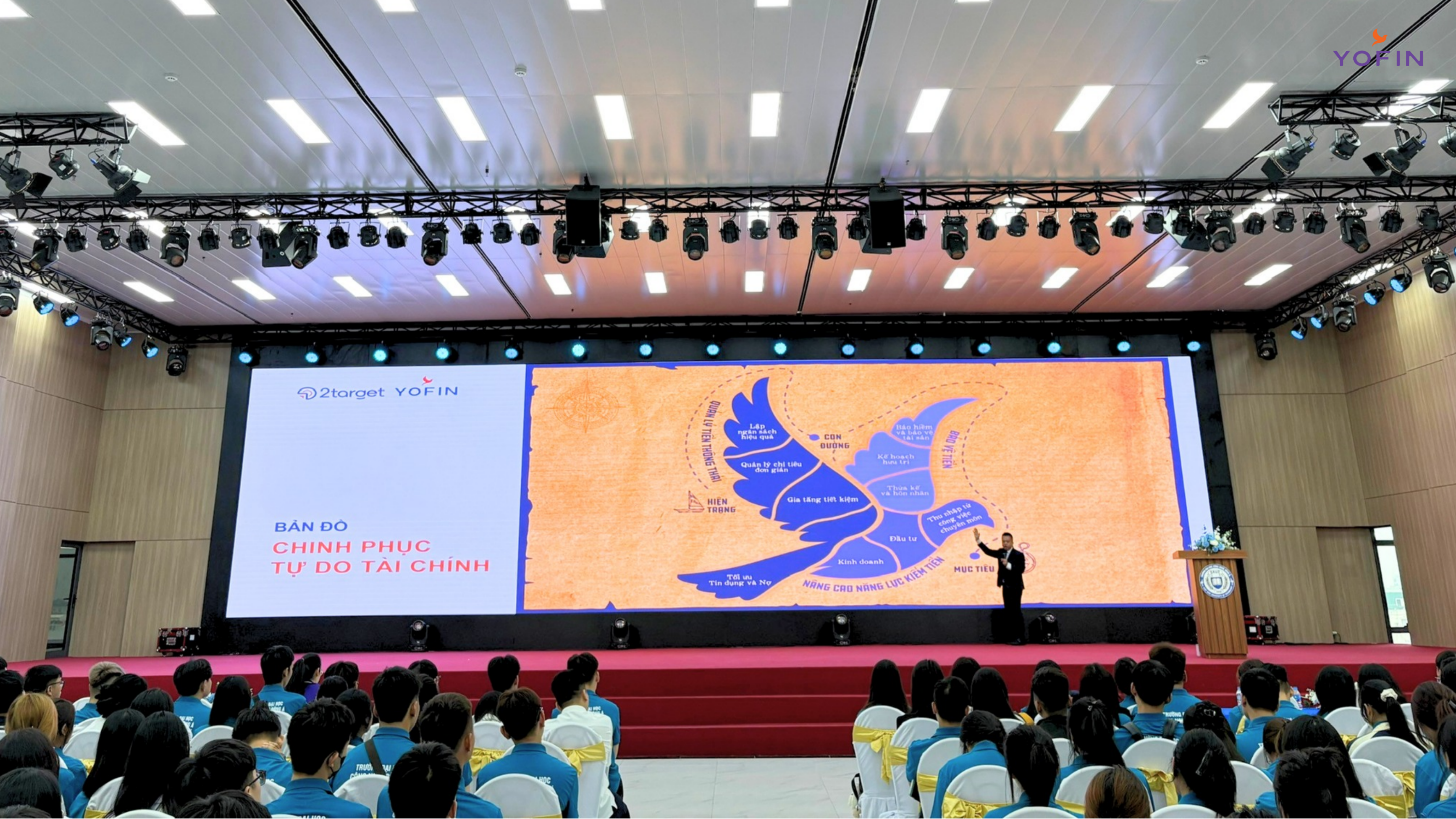 Chuyên gia Trần Hoàng Mạnh Việt giới thiệu đến các bạn sinh viên bản đồ Tự do tài chính do 2Target sáng lập