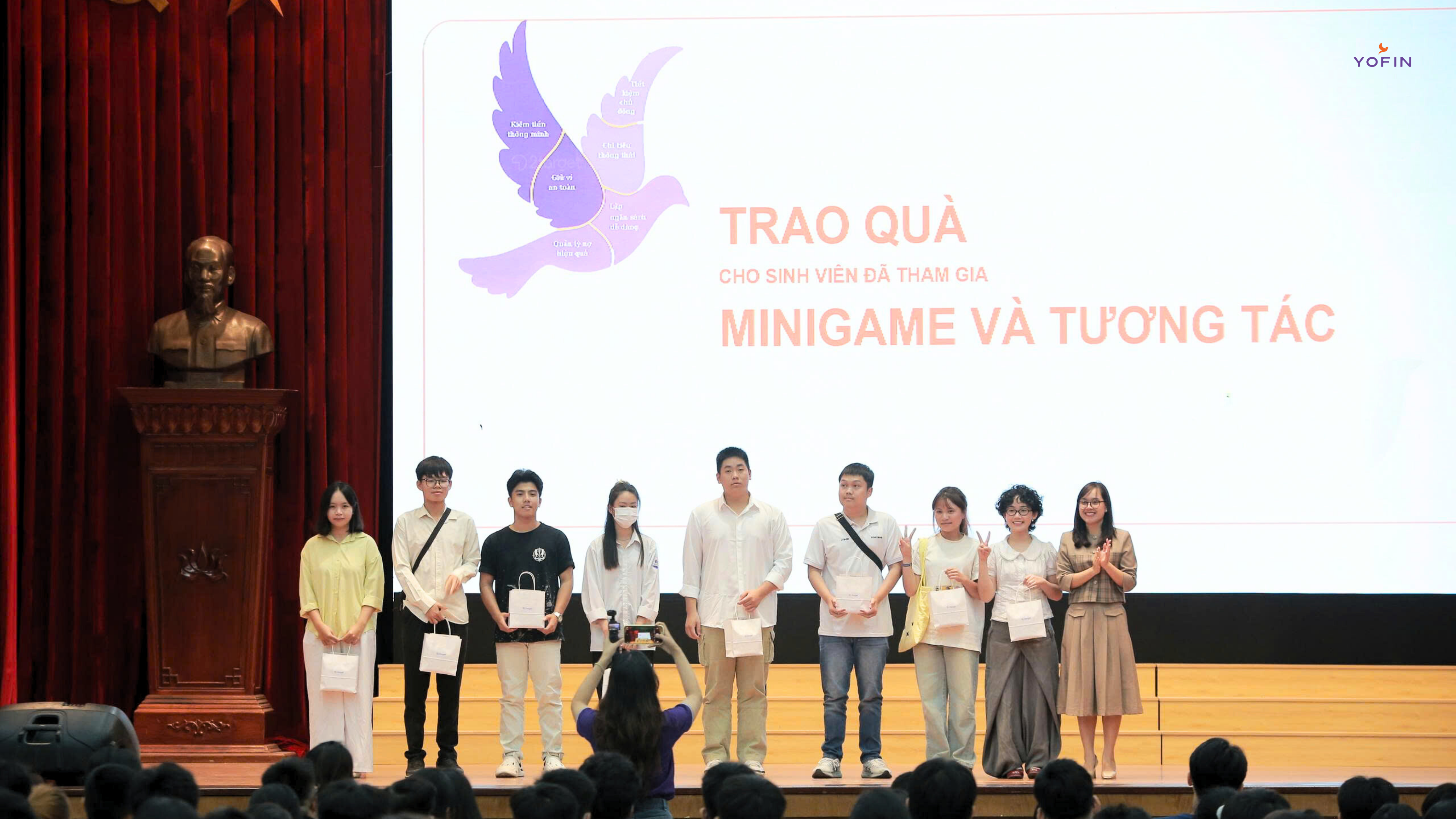 Dự án Yofin trao tặng nhiều phần quà hấp dẫn cho các bạn tân sinh viên Bách khoa